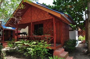 A wooden cabin with a porch and steps leading to the entrance. - Coco Garden Resort (Ko Pha-ngan)