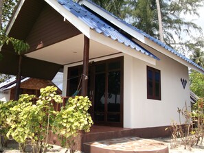 A building with a covered porch, a large window, and a door. - Coco Garden Resort (Ko Pha-ngan)