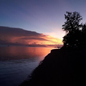 A coastal sunset with calm waters reflecting the sky. - Coco Garden Resort (Ko Pha-ngan)