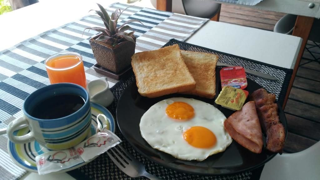 daily cooked-to-order breakfast for a fee