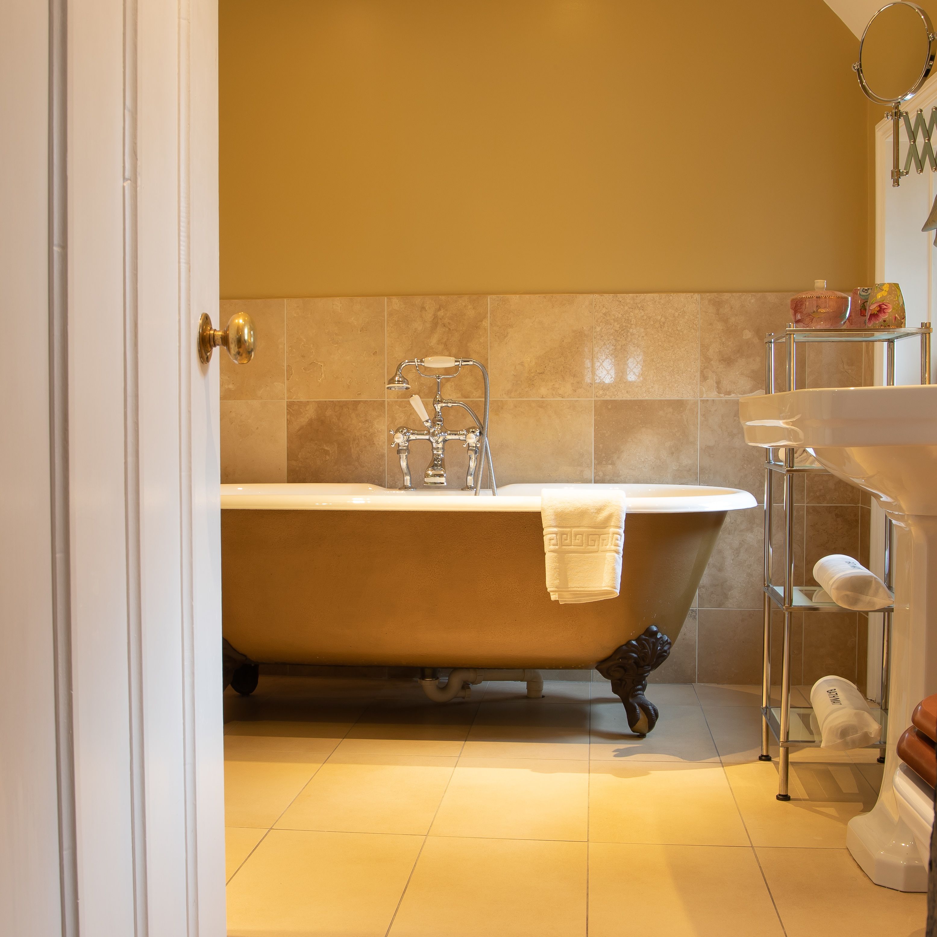 suite (queen's) | bathroom | combined shower/bathtub, free toiletries, hair dryer, bathrobes