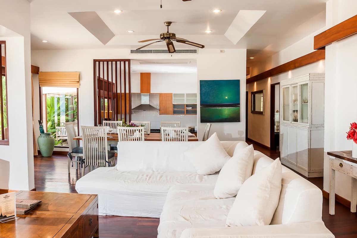 coffee/tea maker, paper towels