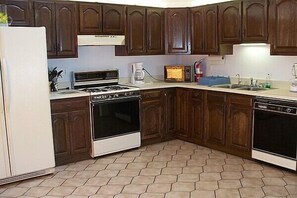 Fridge, microwave, coffee/tea maker - Aquarius Arms Motel (Seaside Heights)