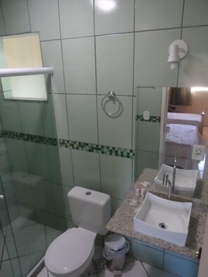 Standard Quadruple Room | Bathroom | Shower, rainfall showerhead, free toiletries, towels - Pousada Weekend (Búzios)