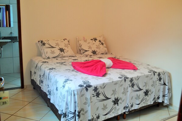 غرفة مزدوجة عادية | ملاءات للفراش لا تسبب الحساسية وألحفة محشوة بالريش