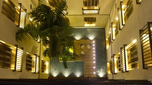 Un vaste atrium doté d’un espace salon central, de grandes fenêtres et d’un sol réfléchissant.