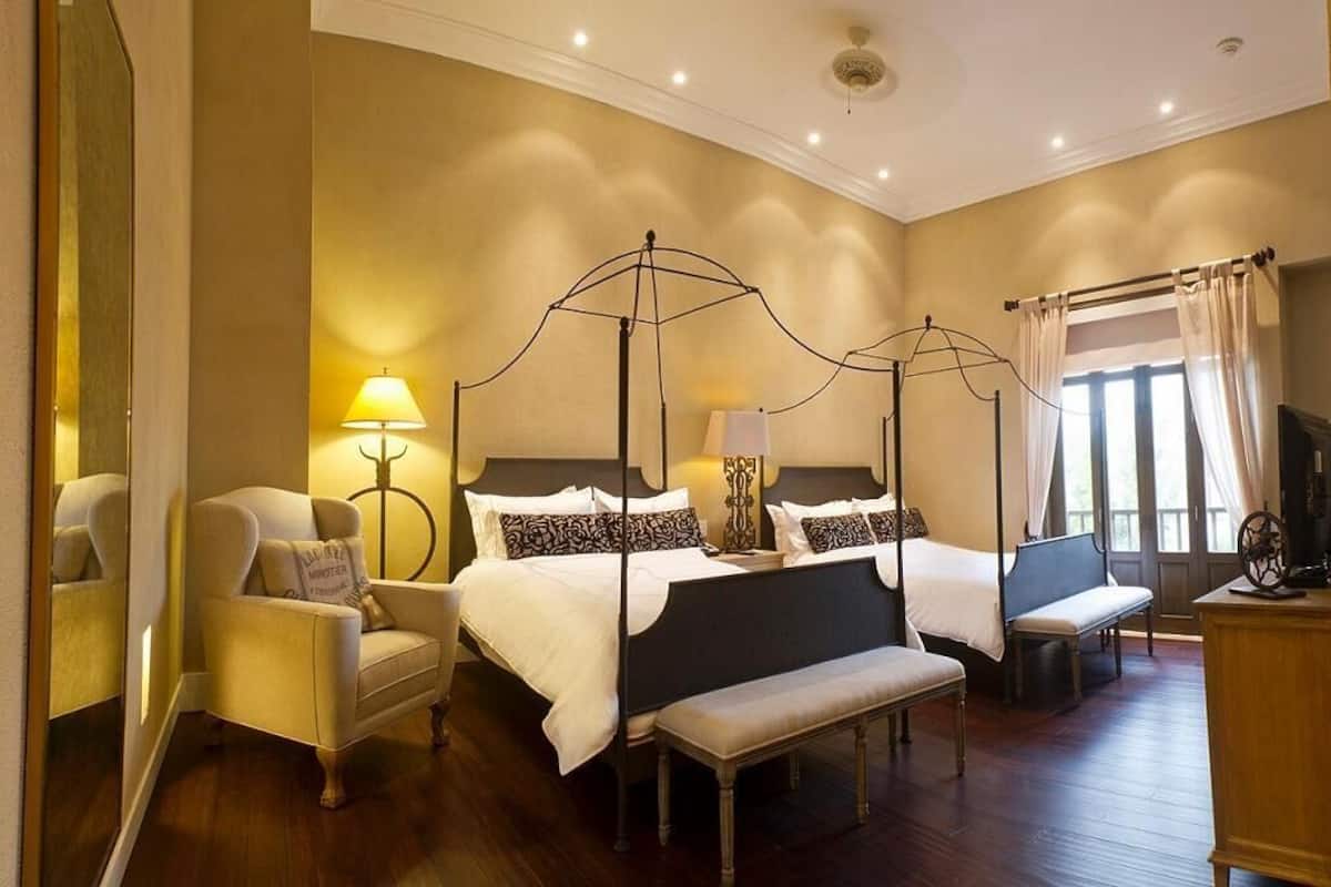 Premium bedding, in-room safe, desk, blackout drapes