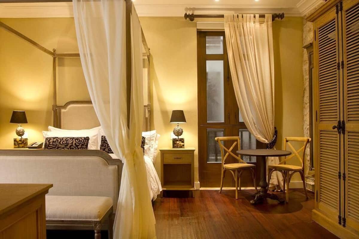 Premium bedding, in-room safe, desk, blackout drapes