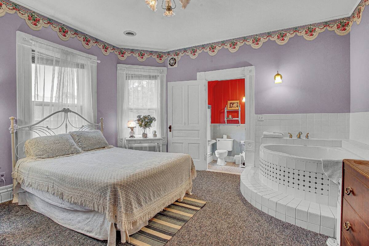 Design Room | Bathroom | Hair dryer, towels