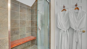 Suite de lujo | Baño | Secadora de cabello y toallas
