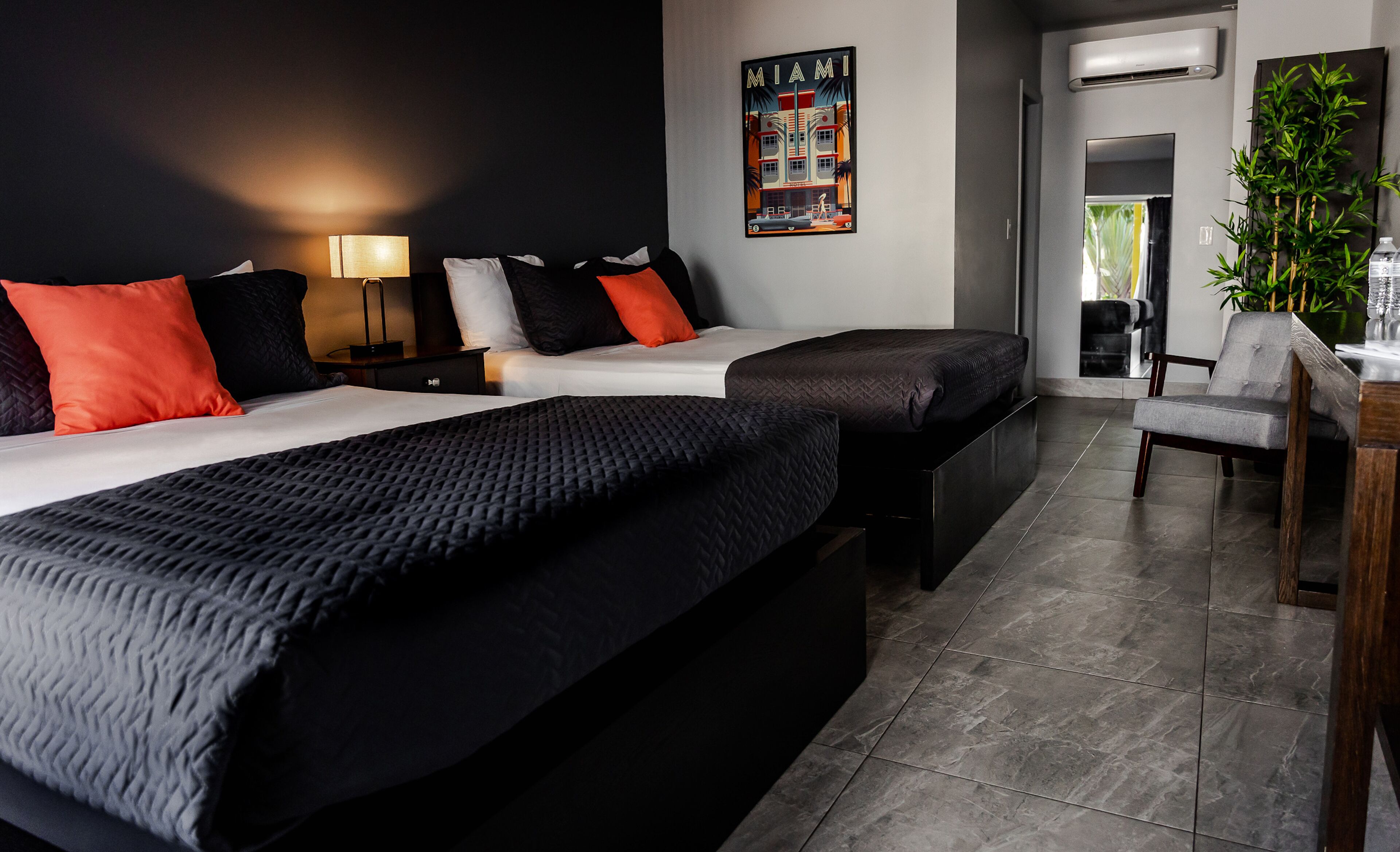 Kamar Quadruple, 2 Tempat Tidur Double | Tirai kedap cahaya, setrika/meja setrika, Wi-Fi gratis, dan seprai linen