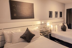 4 人部屋 ダブルベッド 2 台 | 遮光カーテン、アイロン / アイロン台、WiFi (無料)、ベッドシーツ