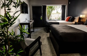 Habitación cuádruple, 2 camas dobles | Cortinas opacas, tabla de planchar con plancha, wifi gratis