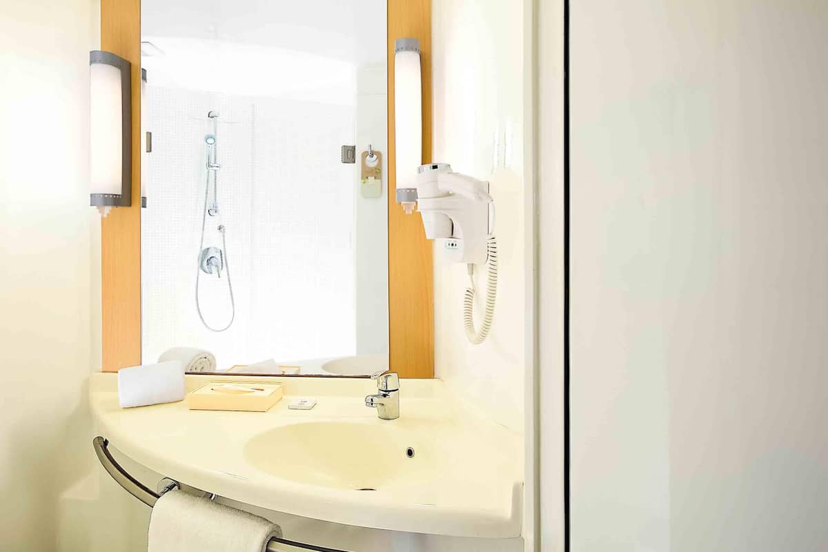 Ropa de cama de alta calidad y minibar