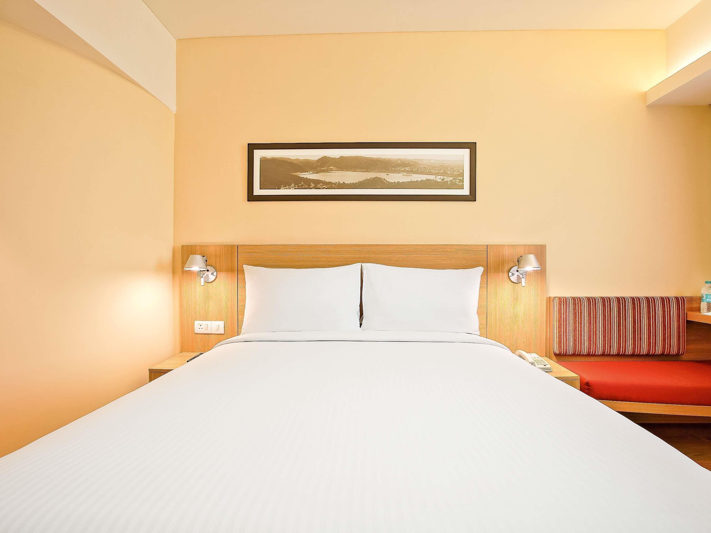 Peralatan tempat tidur premium, bar mini, peti besi dalam bilik 