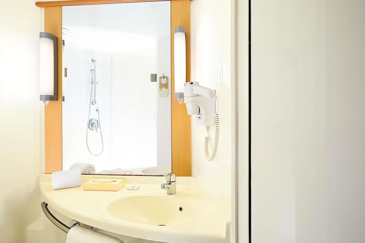 Ropa de cama de alta calidad y minibar