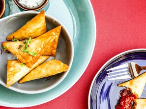 每日供应自助式早餐（每人 INR 710）