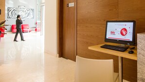Un espacio de oficina moderno con un escritorio de madera, una computadora y una silla.