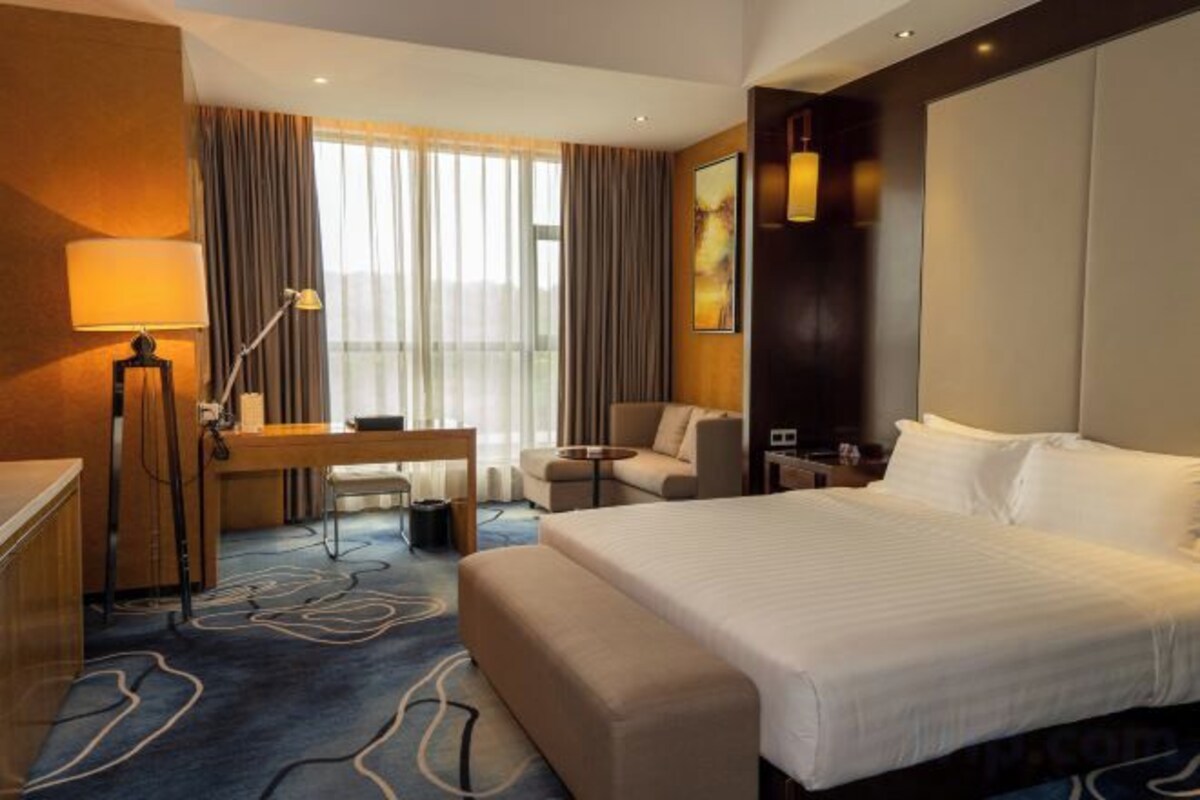 Deluxe Queen Room with View
