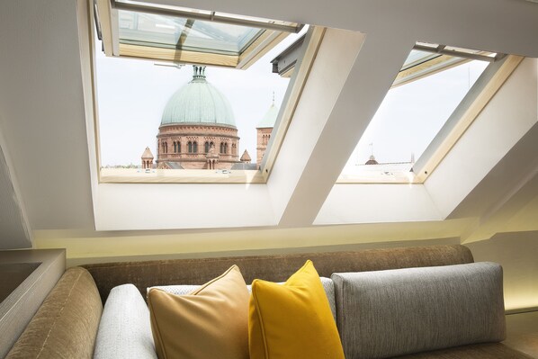 Suite – executive | Oppholdsområde | En 46-tommers Flatskjerm-TV med Parabol-TV