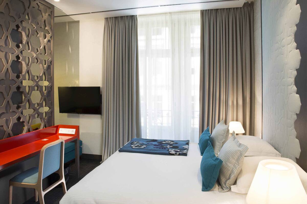 Rom – deluxe | Sengetøy av topp kvalitet, minibar, safe på rommet og skrivebord