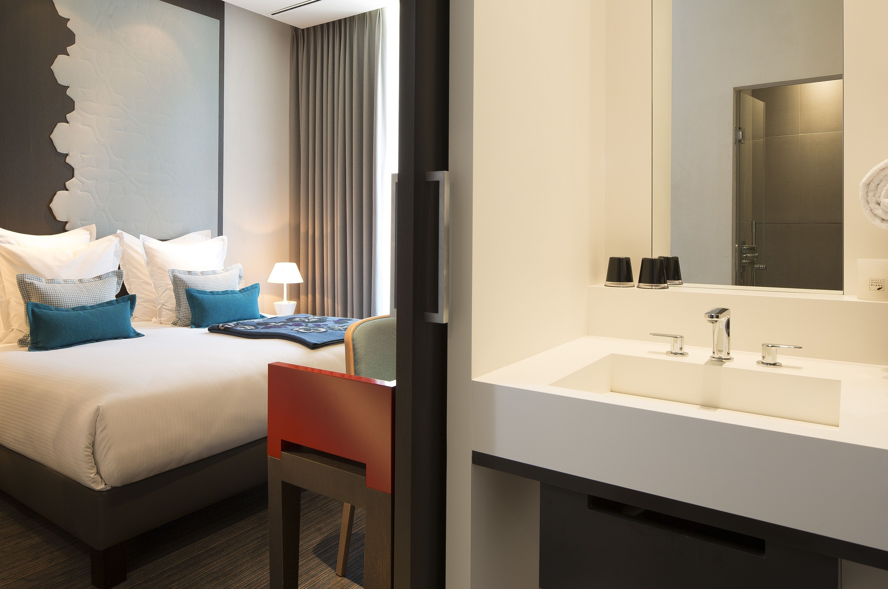 deluxe room | bathroom sink