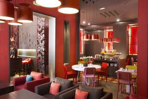 Tägliches Frühstücksbuffet (20 EUR pro Person)