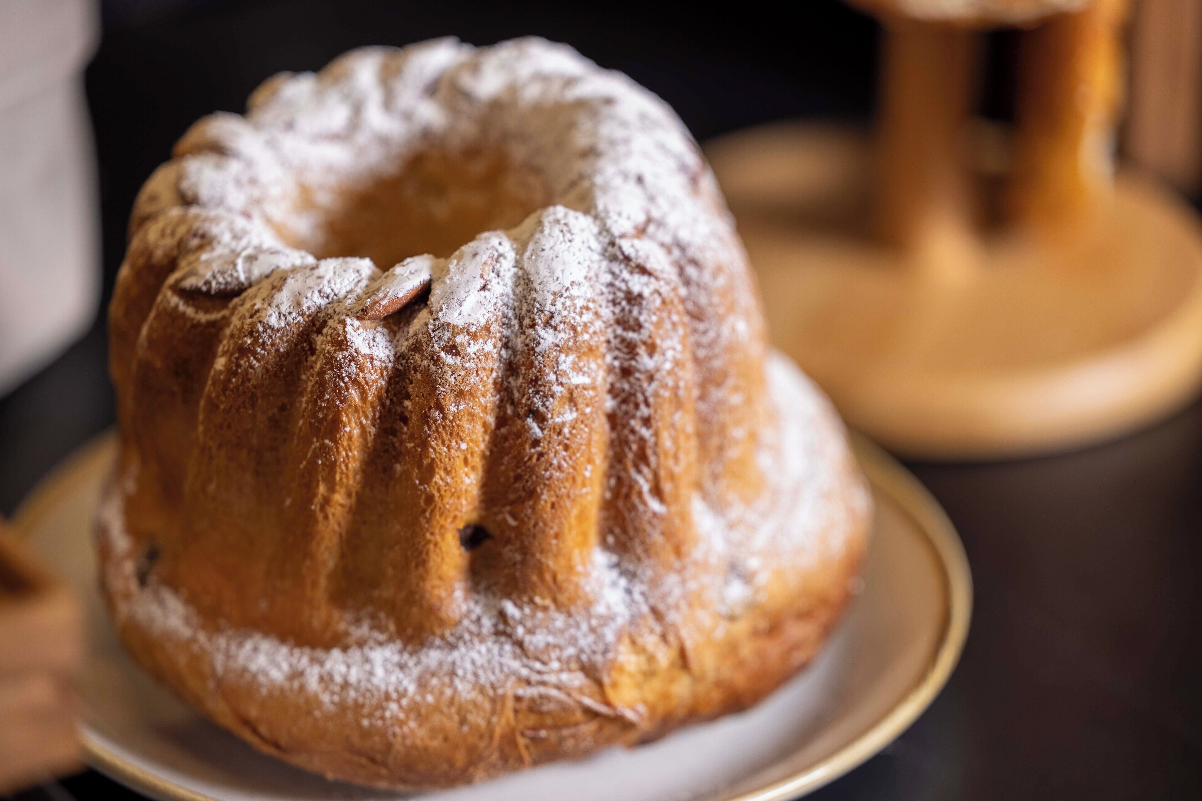 Un pastel bundt sobre un plato.