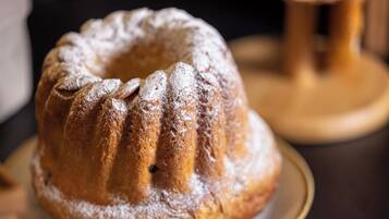 Un pastel bundt sobre un plato.