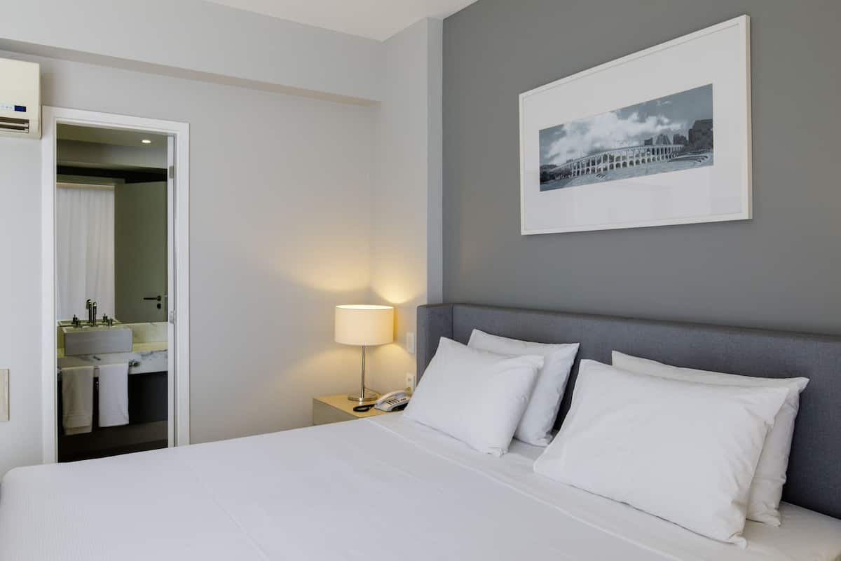 Phòng đôi Deluxe | Minibar, két bảo mật tại phòng, bàn, màn/rèm cản sáng 