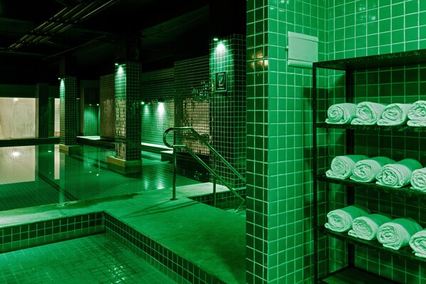 Una piscina cubierta (de 09:00 a 21:00), tumbonas