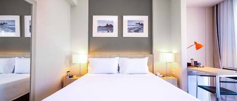 Quarto casal luxo | Frigobar, cofres nos quartos, escrivaninha, cortinas blackout