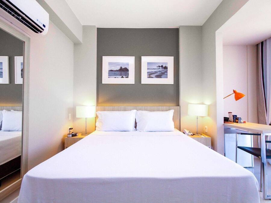 Quarto casal luxo | Frigobar, cofres nos quartos, escrivaninha, cortinas blackout
