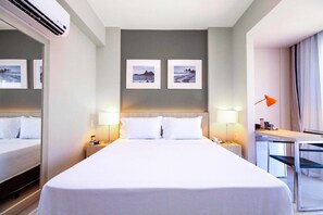 Deluxe tweepersoonskamer | Een minibar, een kluis op de kamer, een bureau, verduisterende gordijnen