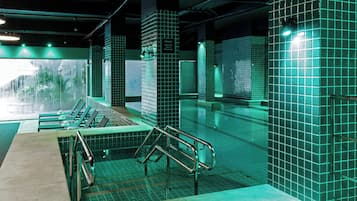 Piscina interna, funciona das 9h às 21h, espreguiçadeiras