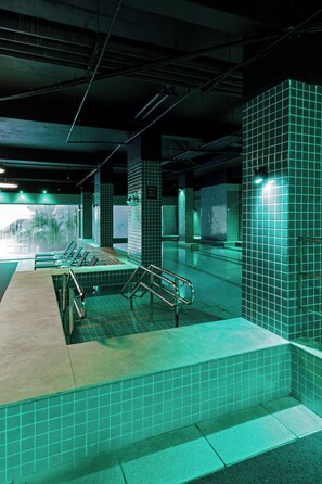 Indoor pool, open 9:00 AM to 9:00 PM, pool loungers - Promenade Link Stay Barra da Tijuca (Rio de Janeiro)