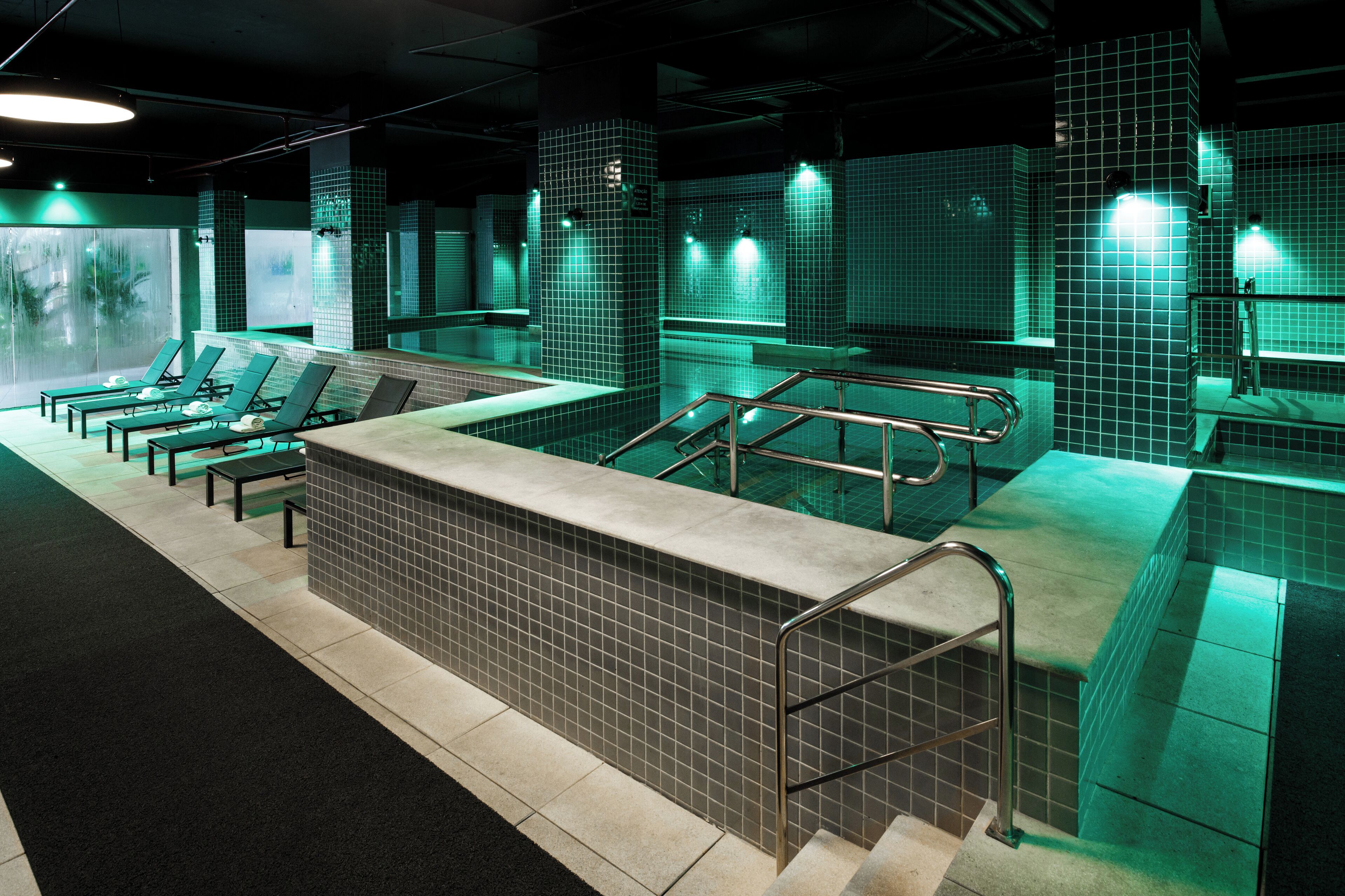 Piscina interna, funciona das 9h às 21h, espreguiçadeiras