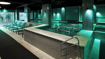 Alberca techada, acceso de 09:00 a 21:00, y camastros