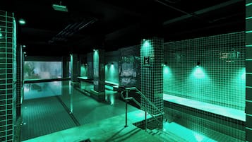 Innenpool, geöffnet von 15:00 Uhr bis 21:00 Uhr, Liegestühle