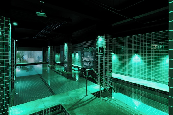 Una piscina techada, sillones reclinables de piscina