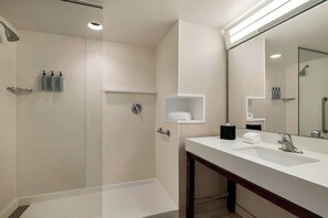 Rainfall showerhead, free toiletries, hair dryer, towels - Courtyard by Marriott Wilkes-Barre Arena (Wilkes-Barre)