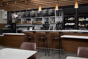 Se sirven desayunos, almuerzos y cenas; cocina americana