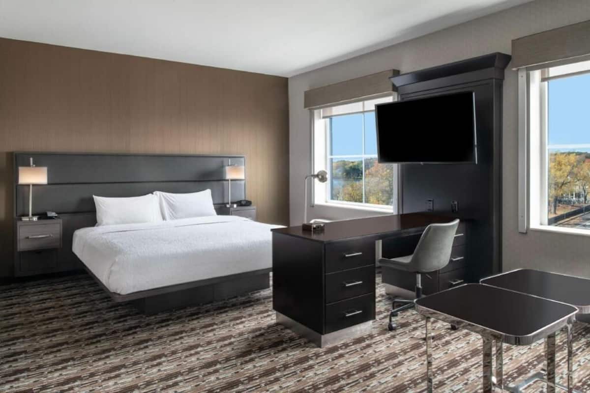 Caja de seguridad en la habitación y escritorio