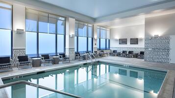 Inomhuspool och solstolar