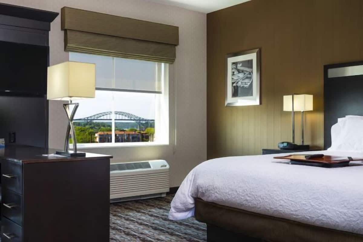 Cofres nos quartos, escrivaninha, espaço de trabalho para notebook