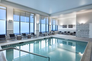 Piscina interna, espreguiçadeiras