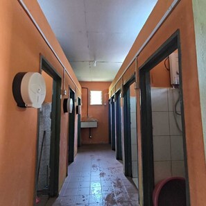 Shared bathroom - Kinabalu Poring Vacation Lodge - Hostel (Ranau)