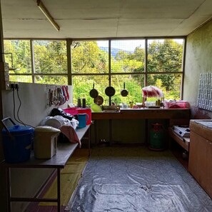 Batterie de cuisine, vaisselle et ustensiles