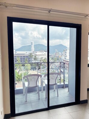 Superior kamer | Een minibar, een kluis op de kamer, een bureau, verduisterende gordijnen