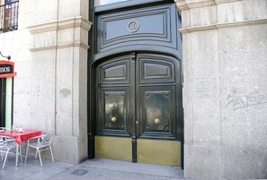Property entrance - Mola! Suites (Madrid)